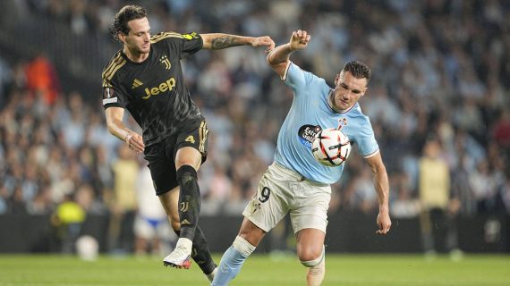 Ferran Jutglà disputa un balón con Federico Gatti en el Celta - Juventus de la fase de liga de la Europa League 2026/27.