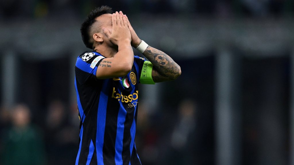 Lautaro Martínez se lamenta y se lleva las manos a la cara durante el partido de la Champions League 2026/27 entre el Inter de Milán y el Brujas.
