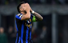 Lautaro Martínez se lamenta y se lleva las manos a la cara durante el partido de la Champions League 2026/27 entre el Inter de Milán y el Brujas.