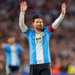 Leo Messi saluda al público presente en el Estadio Monumental en el partido de su despedida de la selección argentina ante Benín.