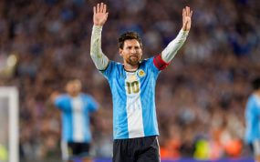 Leo Messi saluda al público presente en el Estadio Monumental en el partido de su despedida de la selección argentina ante Benín.