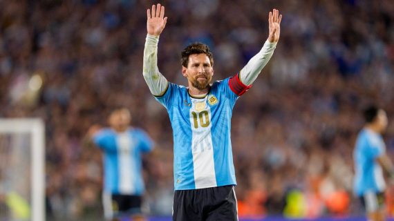 Leo Messi saluda al público presente en el Estadio Monumental en el partido de su despedida de la selección argentina ante Benín.