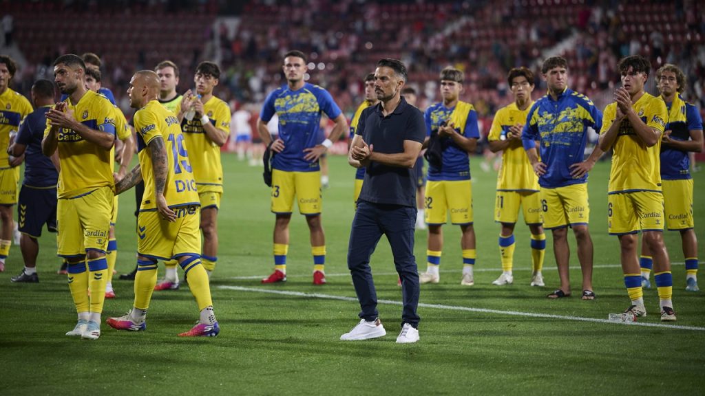Rubén De La Barrera saluda a los aficionados de la UD Las Palmas al término del partido en Montilivi frente al Girona de LaLiga HyperMotion 2026/27.