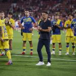 Rubén De La Barrera saluda a los aficionados de la UD Las Palmas al término del partido en Montilivi frente al Girona de LaLiga HyperMotion 2026/27.