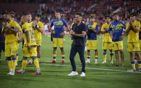 Rubén De La Barrera saluda a los aficionados de la UD Las Palmas al término del partido en Montilivi frente al Girona de LaLiga HyperMotion 2026/27.