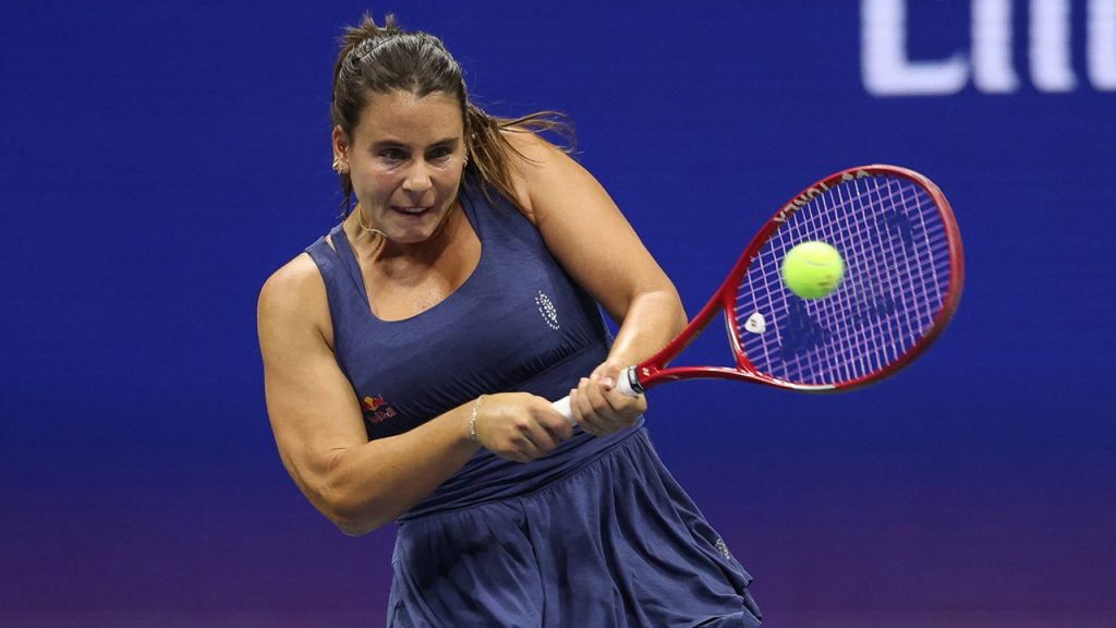 Emma Navarro golpea la pelota con su raqueta durante el US Open 2026.