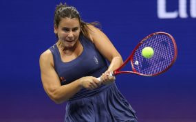 Emma Navarro golpea la pelota con su raqueta durante el US Open 2026.