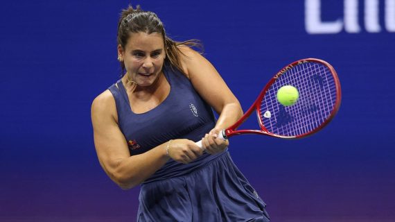 Emma Navarro golpea la pelota con su raqueta durante el US Open 2026.