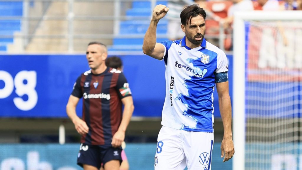Enric Gallego celebra el gol anotado en Ipurua en la victoria del Tenerife por 1-3 ante el Eibar en LaLiga HyperMotion 2026/27.