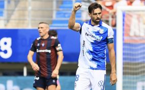 Enric Gallego celebra el gol anotado en Ipurua en la victoria del Tenerife por 1-3 ante el Eibar en LaLiga HyperMotion 2026/27.