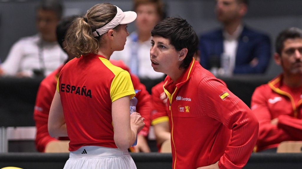 Carla Suárez, capitana del equipo español de la Billie Jean King Cup, da instrucciones a Cristina Bucsa durante un partido de la serie ante República Checa correspondiente a la edición de 2025.