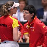 Carla Suárez, capitana del equipo español de la Billie Jean King Cup, da instrucciones a Cristina Bucsa durante un partido de la serie ante República Checa correspondiente a la edición de 2025.