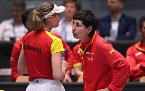 Carla Suárez, capitana del equipo español de la Billie Jean King Cup, da instrucciones a Cristina Bucsa durante un partido de la serie ante República Checa correspondiente a la edición de 2025.