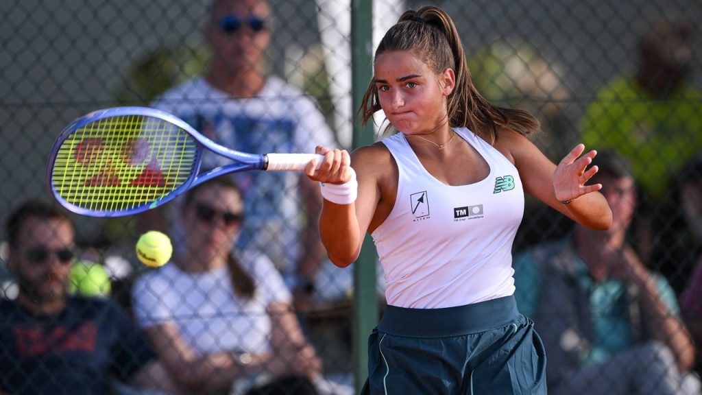 Charo Esquiva conecta una derecha durante un partido del torneo ITF AHG Cup, disputado durante el mes de julio de 2026.