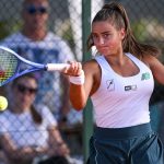 Charo Esquiva conecta una derecha durante un partido del torneo ITF AHG Cup, disputado durante el mes de julio de 2026.