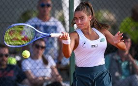 Charo Esquiva conecta una derecha durante un partido del torneo ITF AHG Cup, disputado durante el mes de julio de 2026.