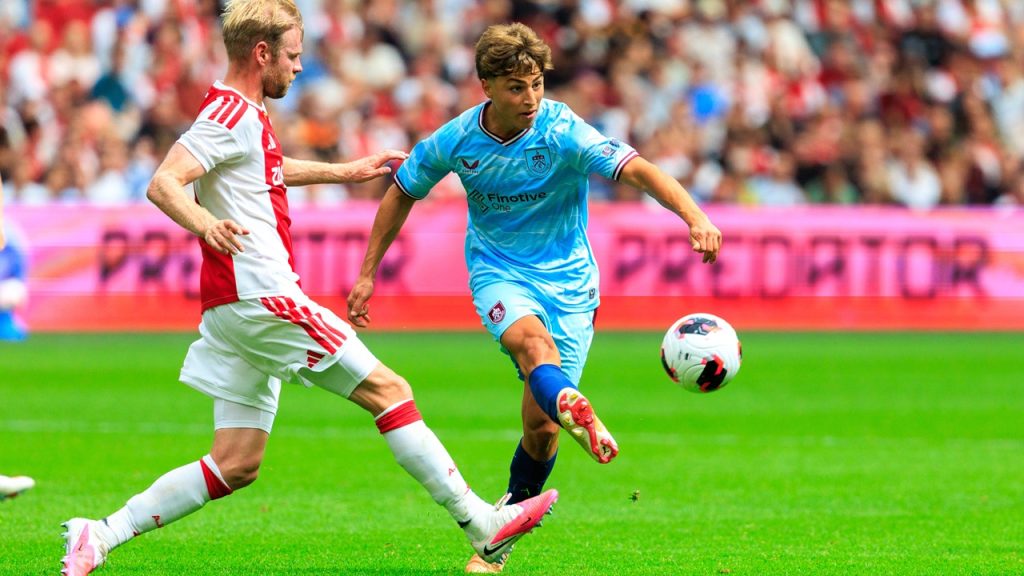 Lluc Castell realiza un pase en un partido de la pretemporada de 2026 entre el Ajax y el Burnley disputado en el Johan Cruyff Arena.
