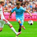 Lluc Castell realiza un pase en un partido de la pretemporada de 2026 entre el Ajax y el Burnley disputado en el Johan Cruyff Arena.