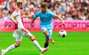 Lluc Castell realiza un pase en un partido de la pretemporada de 2026 entre el Ajax y el Burnley disputado en el Johan Cruyff Arena.