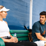 Pol Lorente sentado junto a Paula Badosa durante una sesión de entrenamiento.