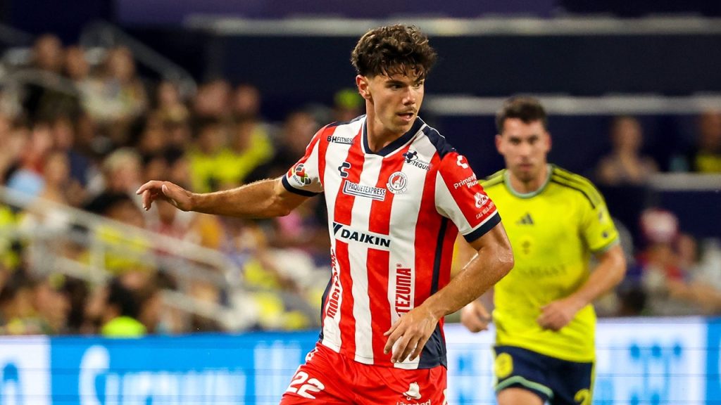 Rafa Llorente, con el balón controlado, en un partido de Leagues Cup entre su equipo, el Atlético San Luis, y el Nashville SC disputado en el estadio del club estadounidense.