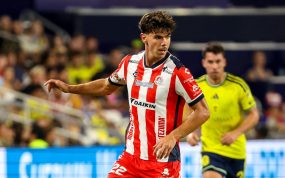 Rafa Llorente, con el balón controlado, en un partido de Leagues Cup entre su equipo, el Atlético San Luis, y el Nashville SC disputado en el estadio del club estadounidense.