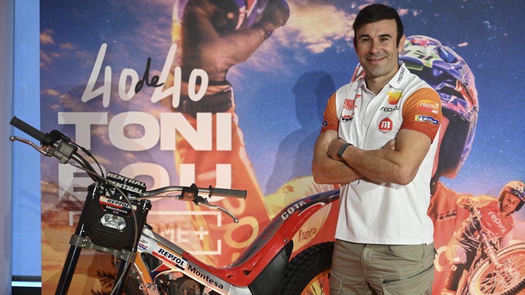 Toni Bou posa junto a su moto durante la presentación del Informe Plus de Movistar+, el documental que repasa su trayectoria en el mundo del trial.