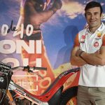 Toni Bou posa junto a su moto durante la presentación del Informe Plus de Movistar+, el documental que repasa su trayectoria en el mundo del trial.