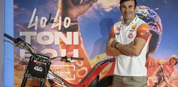Toni Bou posa junto a su moto durante la presentación del Informe Plus de Movistar+, el documental que repasa su trayectoria en el mundo del trial.