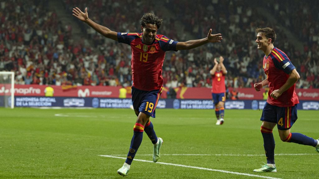 Lamine Yamal celebra el primer gol en la victoria de España por 3-1 ante República Checa, junto al debutante Iván Fresneda.