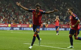 Lamine Yamal celebra el primer gol en la victoria de España por 3-1 ante República Checa, junto al debutante Iván Fresneda.