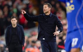 Xabi Alonso da instrucciones a su equipo durante el partido de la Carabao Cup 2026/27 entre el Liverpool y el Chelsea, su equipo.