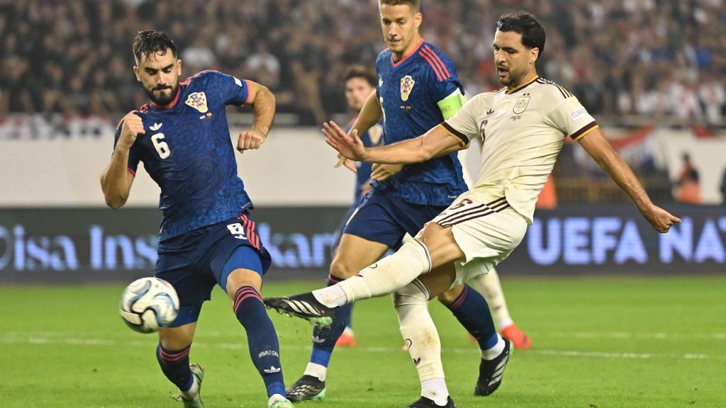 Mikel Merino remata el balón en la acción del gol de la victoria de España por 1-2 ante Croacia en Split.
