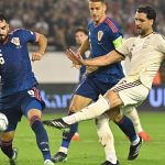 Mikel Merino remata el balón en la acción del gol de la victoria de España por 1-2 ante Croacia en Split.