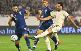 Mikel Merino remata el balón en la acción del gol de la victoria de España por 1-2 ante Croacia en Split.