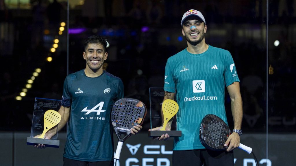 Fede Chingotto y Ale Galán posan sonrientes con sus trofeos y sus palas sobre la pista