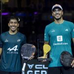 Fede Chingotto y Ale Galán posan sonrientes con sus trofeos y sus palas sobre la pista