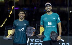 Fede Chingotto y Ale Galán posan sonrientes con sus trofeos y sus palas sobre la pista