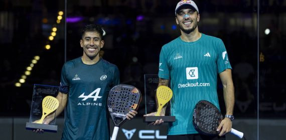 Fede Chingotto y Ale Galán posan sonrientes con sus trofeos y sus palas sobre la pista