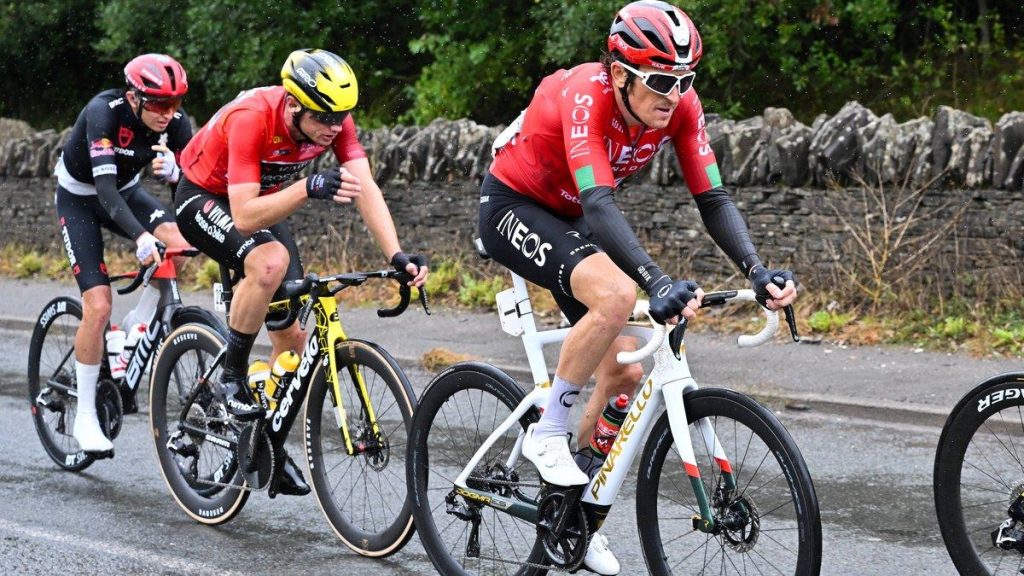 Geraint Thomas, con el maillot rojo del INEOS, rueda en cabeza de un grupo de ciclistas