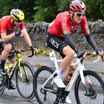 Geraint Thomas, con el maillot rojo del INEOS, rueda en cabeza de un grupo de ciclistas