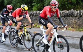 Geraint Thomas, con el maillot rojo del INEOS, rueda en cabeza de un grupo de ciclistas