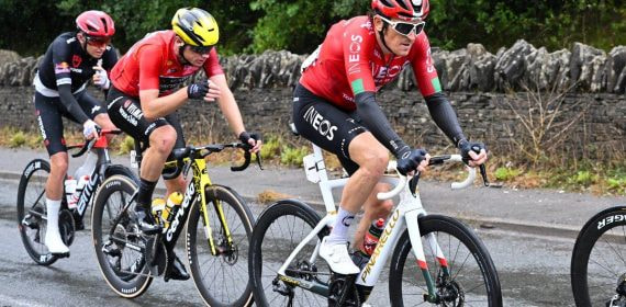 Geraint Thomas, con el maillot rojo del INEOS, rueda en cabeza de un grupo de ciclistas
