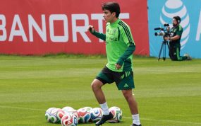 Gilberto Mora, junto a un puñado de balones, durante un entrenamiento con México, correspondiente al parón internacional de selecciones de septiembre y octubre de 2026.
