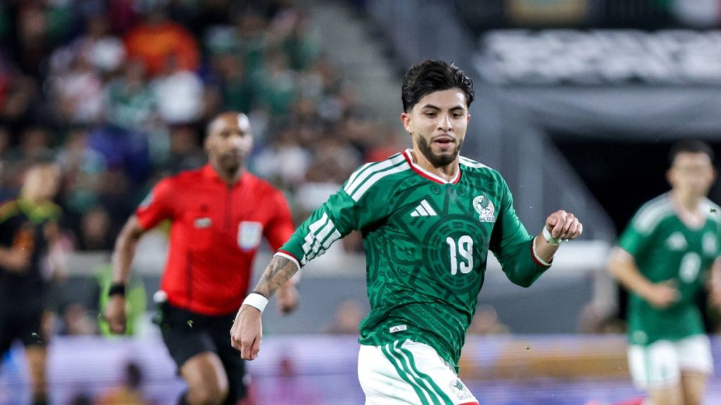 Gilberto Mora, en acción, durante el entre Estados Unidos y México y Perú, celebrado el 29 de septiembre de 2026 en Nueva Jersey.