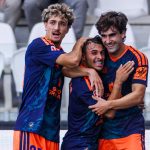 Pedro Alemañ, autor del gol de la victoria del Granada en Burgos, celebra el tanto junto a sus compañeros Sergio Rodelas y Mario Jiménez Gambín.
