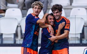 Pedro Alemañ, autor del gol de la victoria del Granada en Burgos, celebra el tanto junto a sus compañeros Sergio Rodelas y Mario Jiménez Gambín.