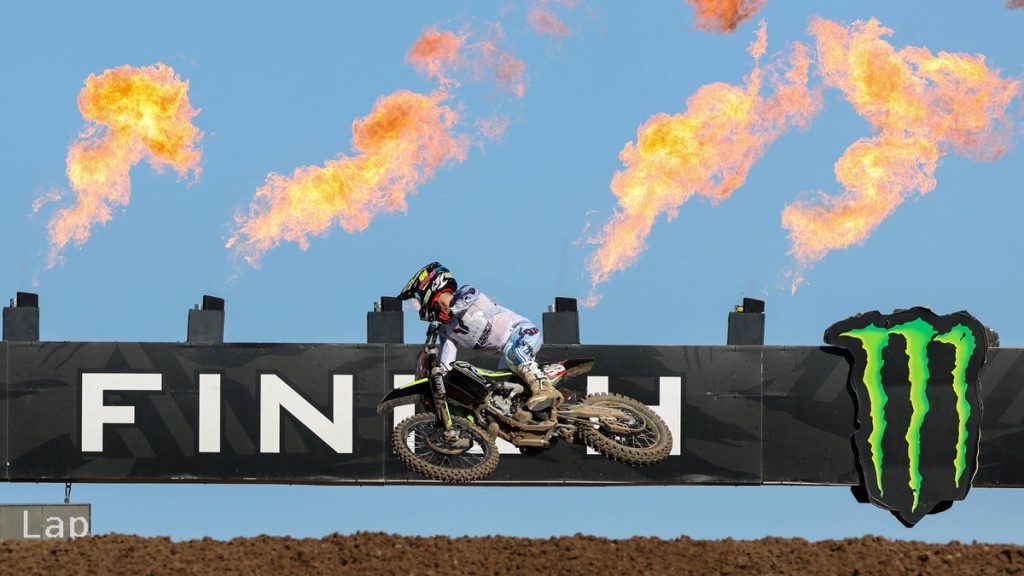 Guillem Farrés salta con su moto ante el cartel de meta y varias llamaradas