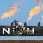 Guillem Farrés salta con su moto ante el cartel de meta y varias llamaradas