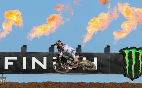 Guillem Farrés salta con su moto ante el cartel de meta y varias llamaradas